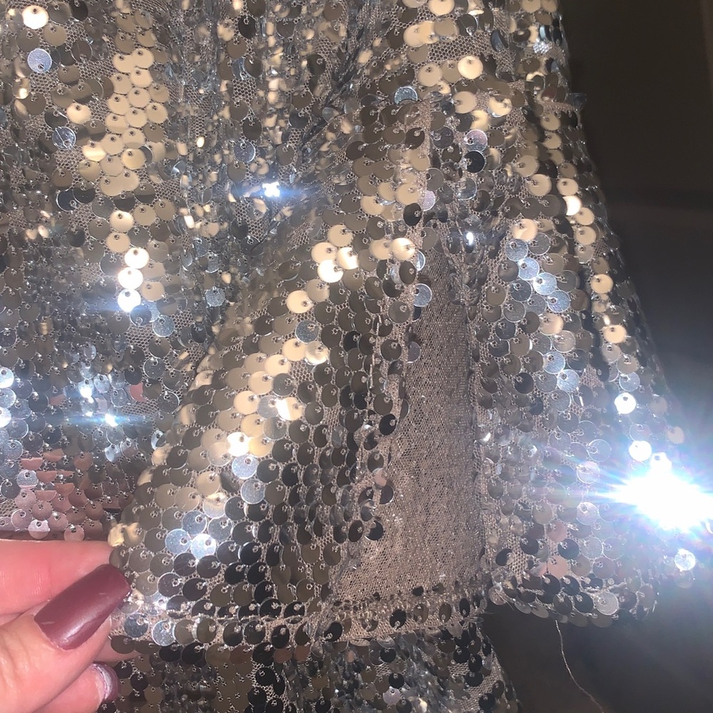 BOLD elements Silver Sequin Top - Picture 4 of 6